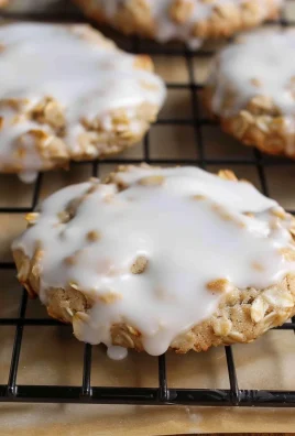 Iced oatmeal cookies - Crumbl copycat